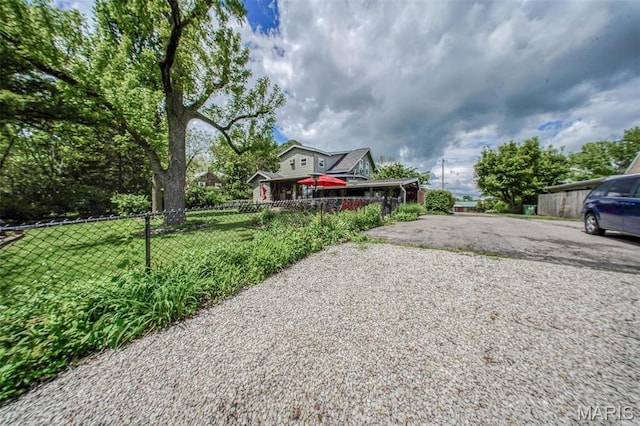 view of front of property featuring driveway