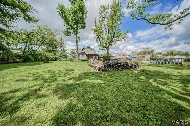 view of green lawn