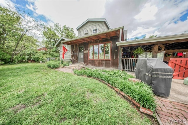 view of front of home featuring a front lawn