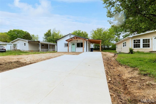 408 E Roosevelt, Salem, MO 65560 - view of front facade featuring concrete driveway