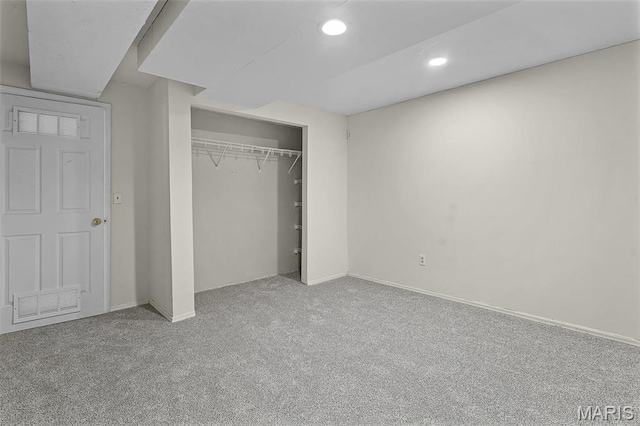 unfurnished bedroom with carpet, a closet, recessed lighting, and baseboards