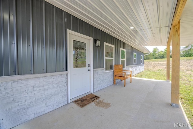 22950 Pin Oak Dr, Lebanon, MO 65536 - property entrance with board and batten siding