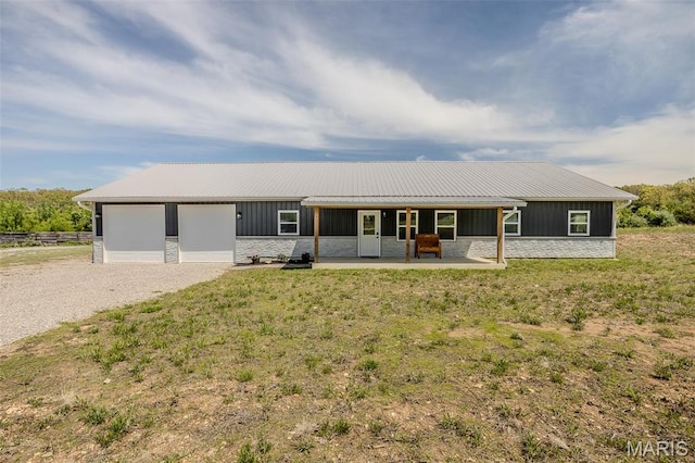 22950 Pin Oak Dr, Lebanon, MO 65536 - ranch-style house with stone siding, gravel driveway, a patio, and metal roof