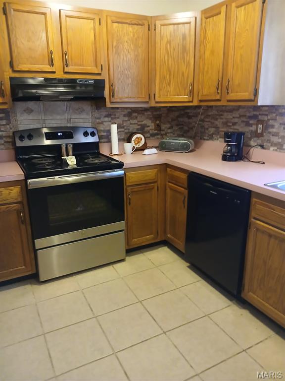 10506 Camden Park Dr, Saint Louis, MO 63135 - kitchen with stainless steel electric stove, dishwasher, under cabinet range hood, decorative backsplash, and light countertops