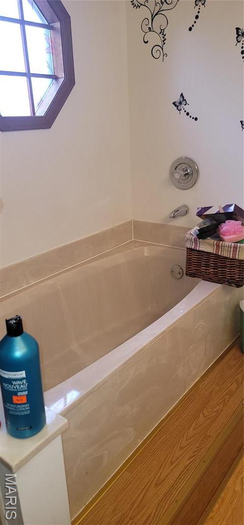 10506 Camden Park Dr, Saint Louis, MO 63135 - full bath featuring a bathtub
