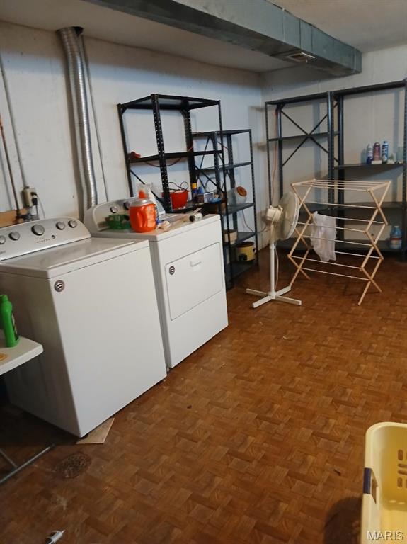 10506 Camden Park Dr, Saint Louis, MO 63135 - laundry room with washing machine and clothes dryer
