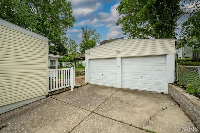 126 E Waymire Ave, Saint Louis, MO 63119 - detached garage with fence