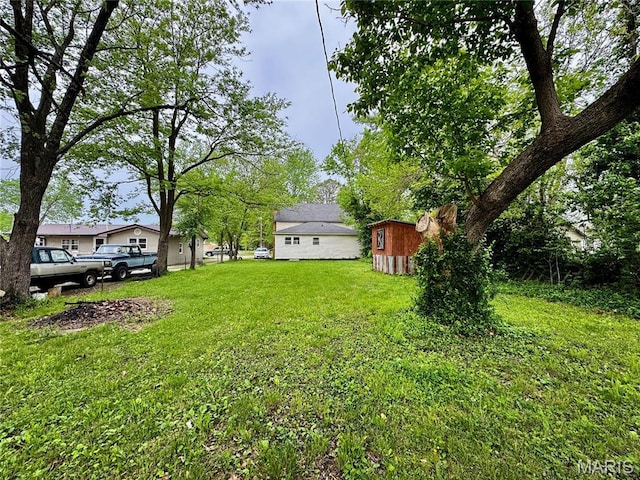 274 Cornelison St, Lebanon, MO 65536 - view of grassy yard featuring an outdoor structure and a storage unit