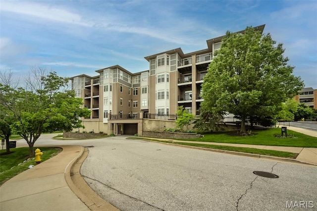 view of apartment building / complex