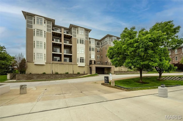 view of apartment building / complex
