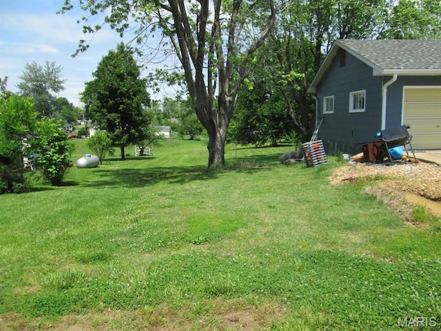 11 W S St, Gerald, MO 63037 - view of grassy yard with a garage