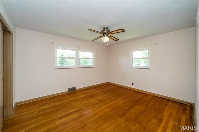 unfurnished room featuring light wood-style flooring, baseboards, and ceiling fan