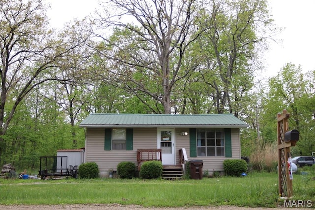895 Parkway Dr, Bismarck, MO 63624 - view of front of home with metal roof and a front yard