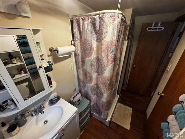895 Parkway Dr, Bismarck, MO 63624 - full bath featuring wood finished floors, a shower with curtain, and vanity