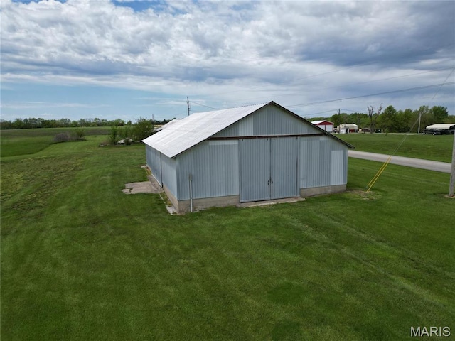 view of pole building featuring a lawn