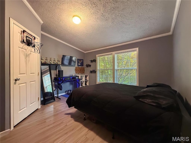 4311 Lakeview Dr, Hillsboro, MO 63050 - bedroom with ornamental molding, light wood-style floors, multiple windows, a textured ceiling, and vaulted ceiling