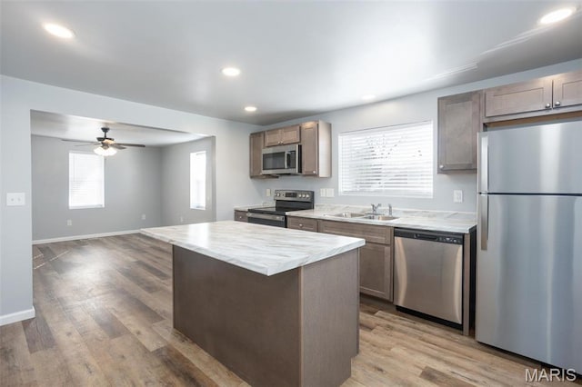 721 Woodland Ave, Festus, MO 63028 - kitchen featuring appliances with stainless steel finishes, a sink, a ceiling fan, recessed lighting, and light wood finished floors