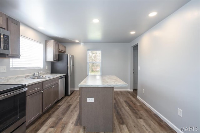 721 Woodland Ave, Festus, MO 63028 - kitchen featuring appliances with stainless steel finishes, a sink, a center island, dark wood finished floors, and recessed lighting