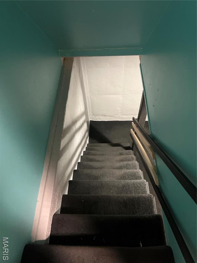 7401 Pleaseway Dr, Saint Louis, MO 63136 - view of stairway