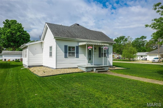 view of front of property featuring a front yard and roof with shingles