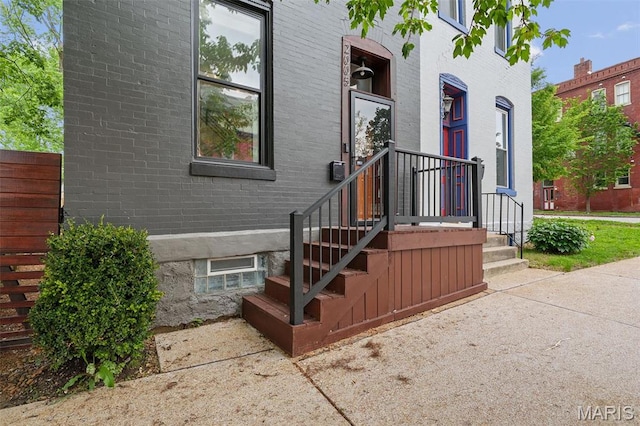 2005 Arsenal St, Saint Louis, MO 63118 - property entrance featuring brick siding