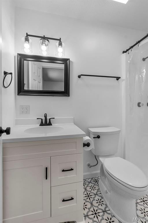 2047 State Highway H, Sikeston, MO 63801 - full bath featuring vanity, toilet, baseboards, and a shower with shower curtain