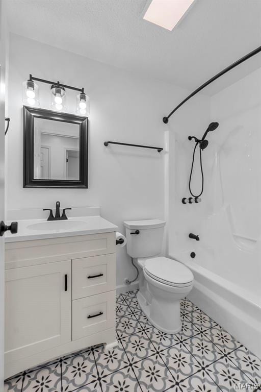 2047 State Highway H, Sikeston, MO 63801 - full bathroom featuring toilet, vanity, shower / tub combination, baseboards, and a skylight