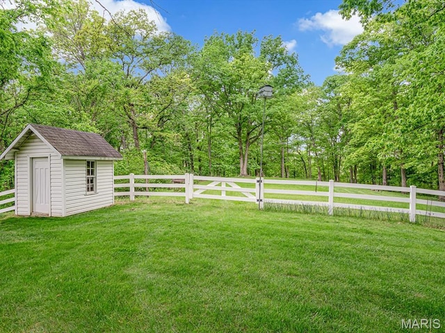 view of yard featuring an outdoor structure and a storage shed