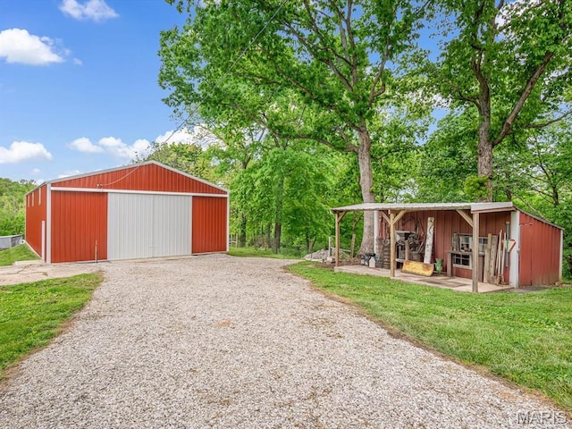 detached garage featuring gravel driveway