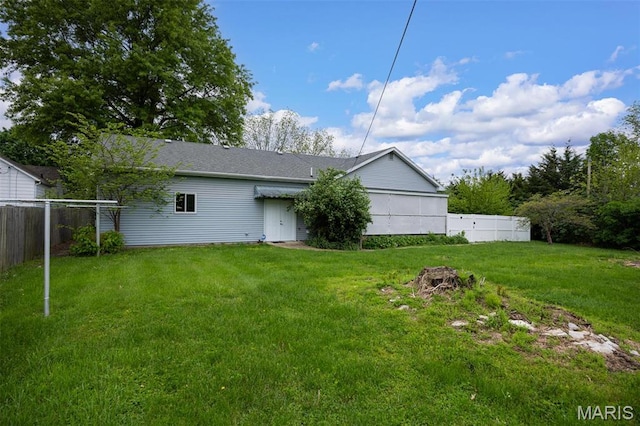 418 E Maple St, Gillespie, IL 62033 - view of back of property