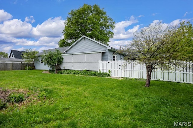 418 E Maple St, Gillespie, IL 62033 - view of yard featuring a gate