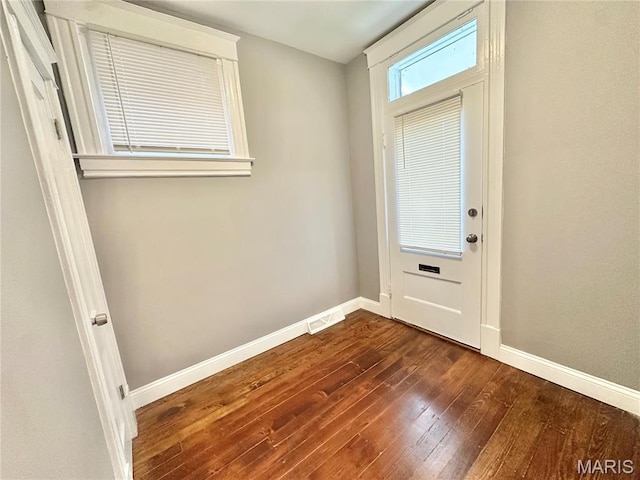 2806 Keokuk St, Saint Louis, MO 63118 - entryway featuring dark wood-type flooring and baseboards