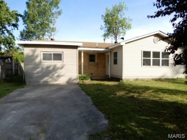 201 Quapaw, Steele, MO 63877 - view of front of property featuring asphalt driveway