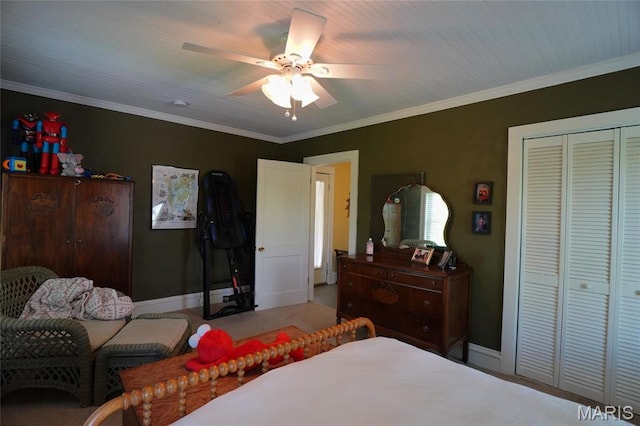 bedroom with crown molding, ceiling fan, a closet, and baseboards