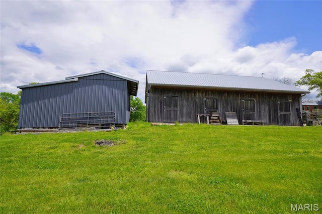 view of pole building featuring a yard