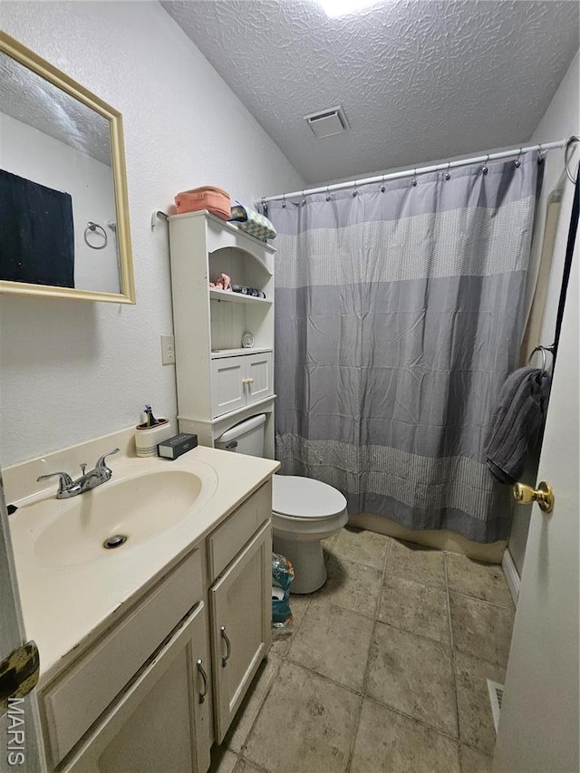 24355 Trolley Ln, Saint Robert, MO 65584 - full bathroom featuring a textured ceiling, vanity, toilet, and curtained shower