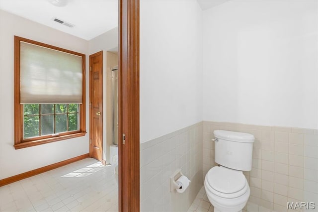 3743 Rock Creek Valley Rd, High Ridge, MO 63049 - full bathroom featuring toilet, tile walls, wainscoting, and a shower