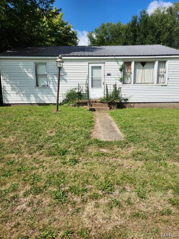 1109 Ohio St, Louisiana, MO 63353 - view of front facade with a front yard