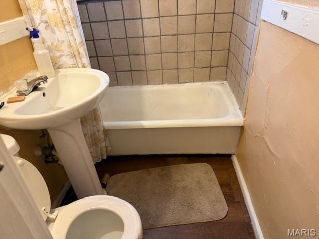 3936 Cook Ave, Saint Louis, MO 63113 - full bath featuring toilet and baseboards