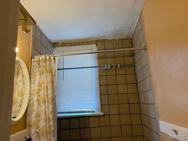3936 Cook Ave, Saint Louis, MO 63113 - bathroom view of curtained shower