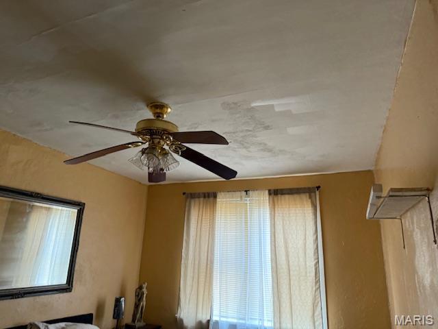 3936 Cook Ave, Saint Louis, MO 63113 - detailed view of ceiling fan