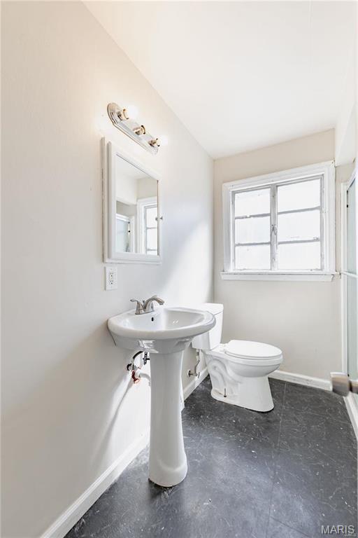 7150 Beulah Ave, Saint Louis, MO 63136 - bathroom featuring baseboards and toilet