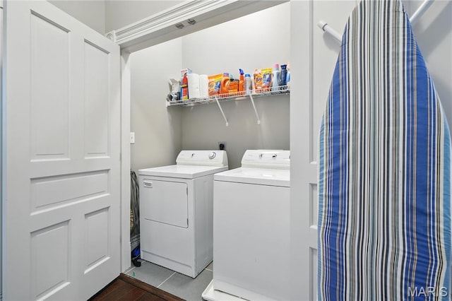 3015 Indiana Ave, Saint Louis, MO 63118 - laundry room featuring washer and dryer
