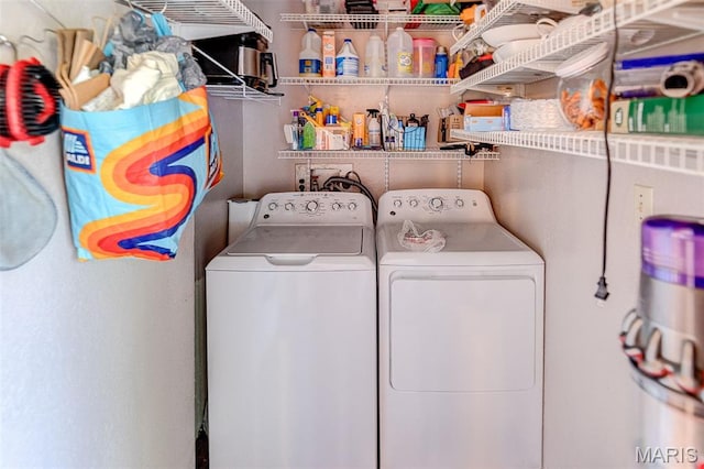 511 E Wilson St, Beckemeyer, IL 62219 - laundry area featuring independent washer and dryer