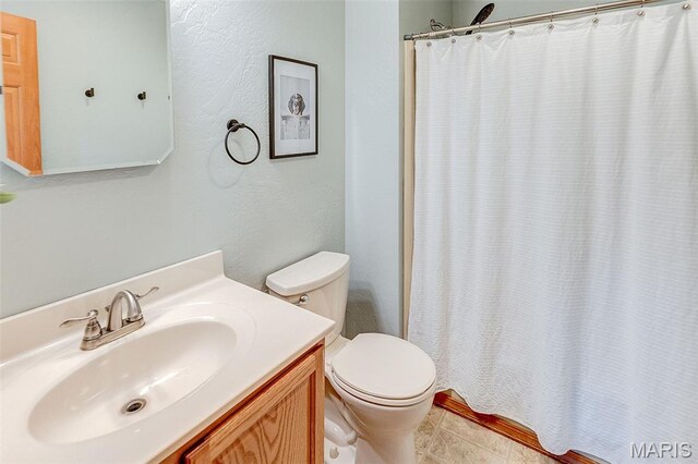 511 E Wilson St, Beckemeyer, IL 62219 - bathroom with toilet, vanity, and a shower with curtain