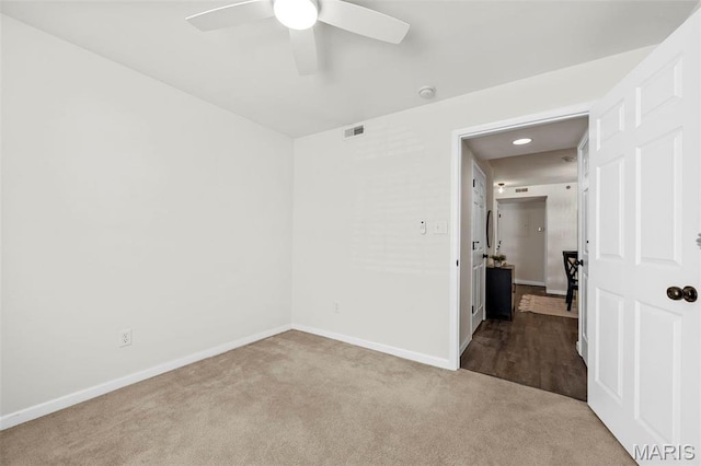 carpeted spare room featuring a ceiling fan, baseboards, a smoke detector, and recessed lighting