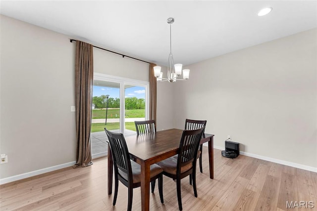 dining space with light wood-type flooring, a chandelier, baseboards, and recessed lighting