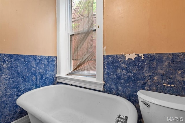 3456 Miami St, Saint Louis, MO 63118 - full bath featuring wallpapered walls, a freestanding bath, and toilet
