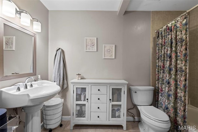4260 Lindell Blvd Unit B, Saint Louis, MO 63108 - bathroom with toilet, tile patterned flooring, baseboards, and shower / bathtub combination with curtain