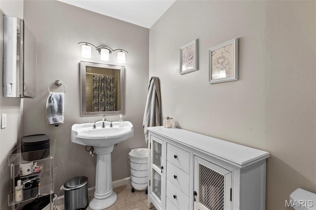 4260 Lindell Blvd Unit B, Saint Louis, MO 63108 - bathroom with tile patterned floors, curtained shower, and baseboards